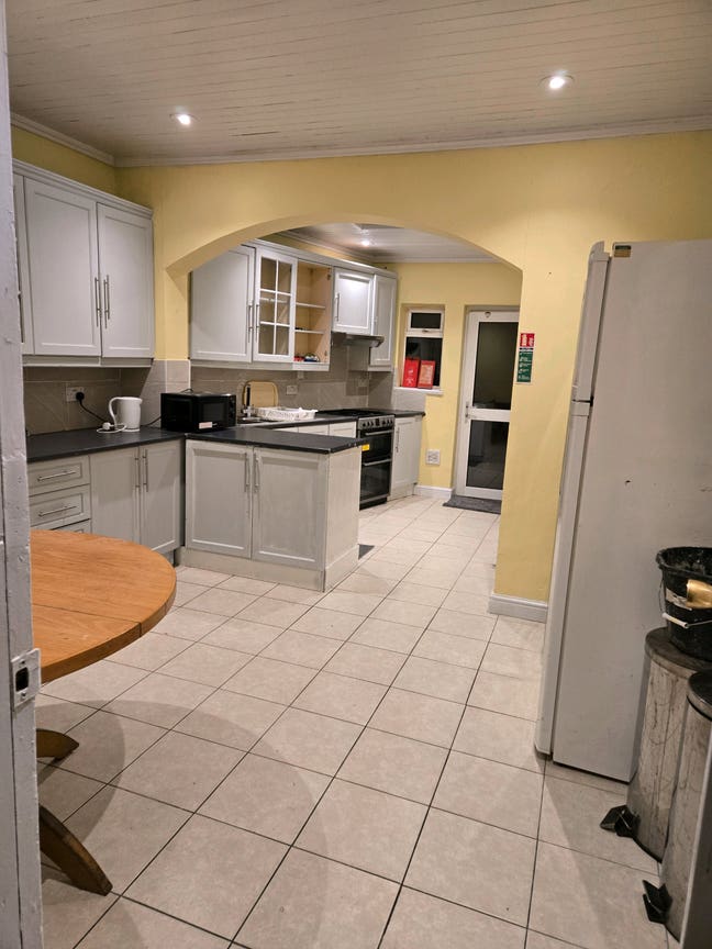 Six bedroom house Oppsite to race course Main Photo