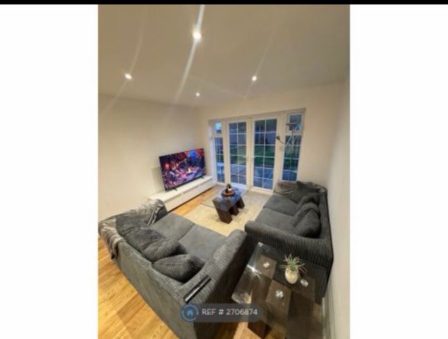 Double furnished Room for single person Main Photo