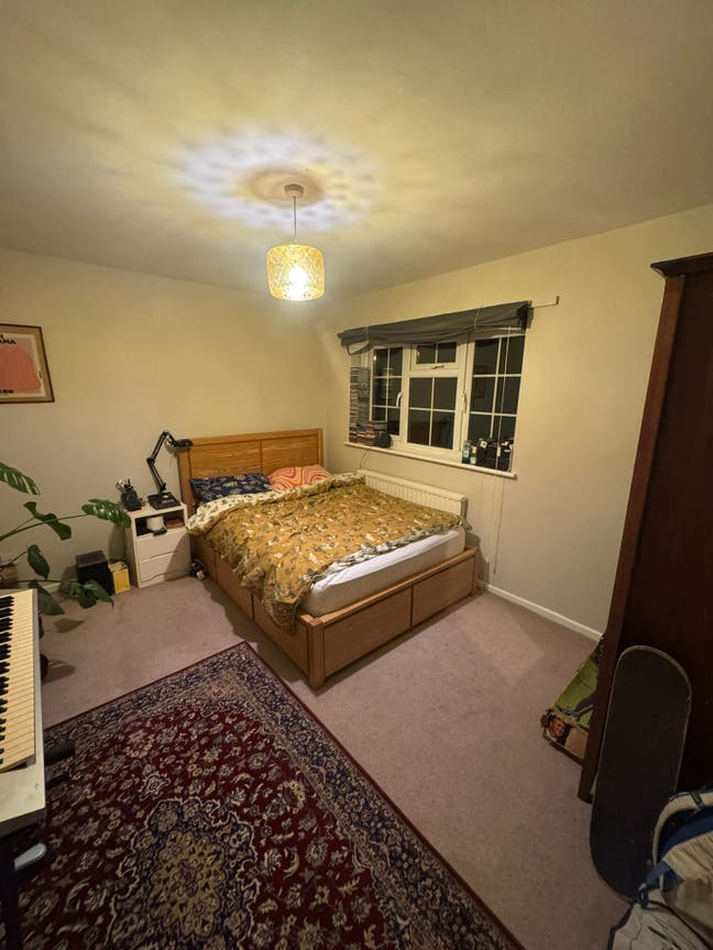 1 private room in large 4 bed detached house  Main Photo