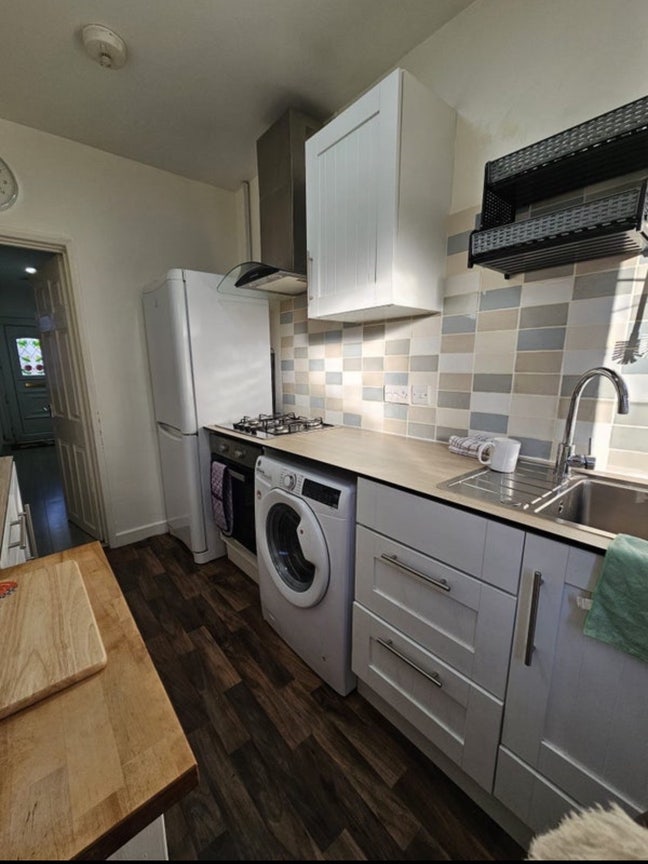 Double room Available- Private Garden access (B27) Main Photo