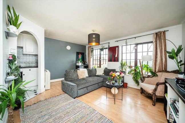 2 for 1 Rooms  Available w/ private En suite &pound;850 Main Photo