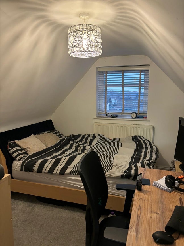 Peaceful upstair room with private bathroom  Main Photo