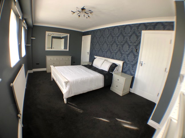 Large ENSUITE  double room - SS16- Station  Main Photo