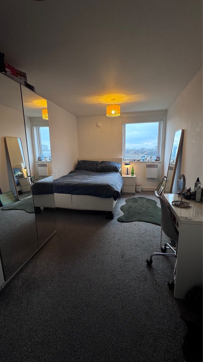 Double room in a spacious 2-bed flat – E2 Main Photo