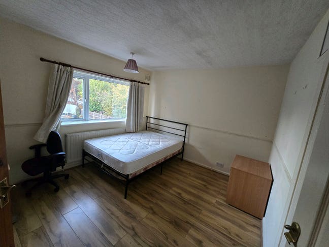 Large double room available Main Photo