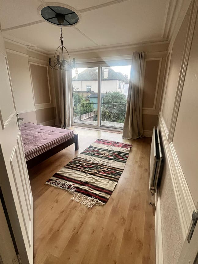 Large double room with balcony (Streatham Hill) Main Photo