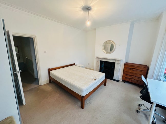 🏡 Huge Room Park Views - All Bills Included 🌳 Main Photo