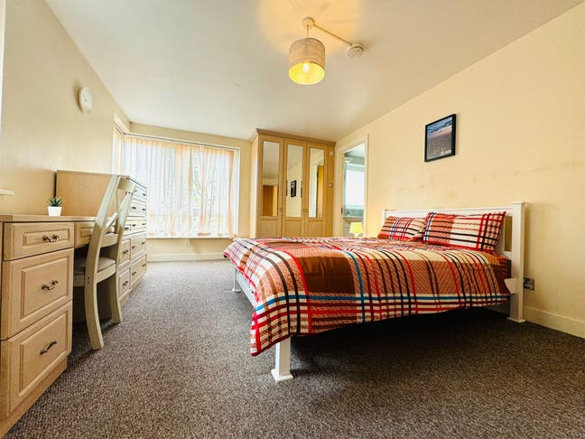 Modern En-Suite w/ Balcony – E14 🏠 Canary Wharf Main Photo