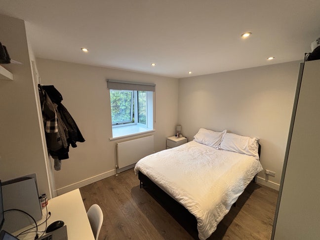 Large furnished light double room with en-suite Main Photo