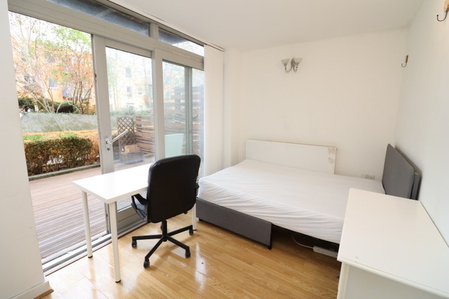 2 Rooms in a 3 Bed Flat-Private Balcony - SE10 Main Photo