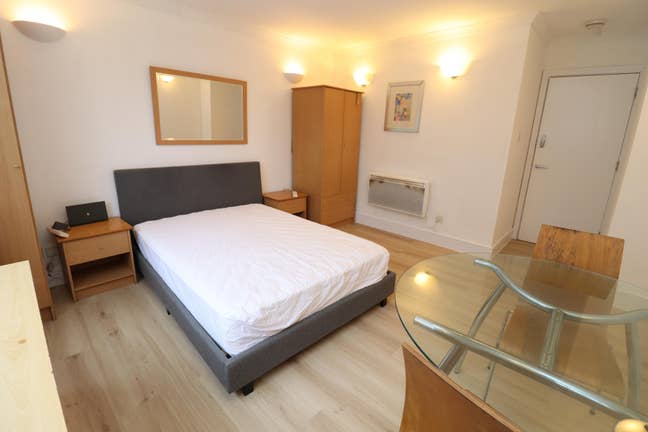 2 Rooms in a 3 Bed Flat- Stepney Green-Limehouse Main Photo