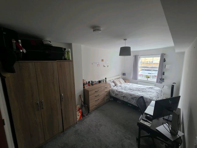 Spacious, all bills included en-suite room Main Photo