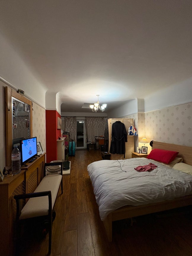 Super Spacious Double Room in Woodford Main Photo