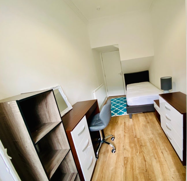 Room in shared house Main Photo