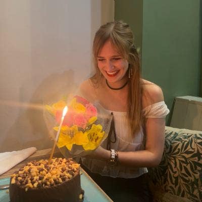 Professional Female seeking a room Main Photo