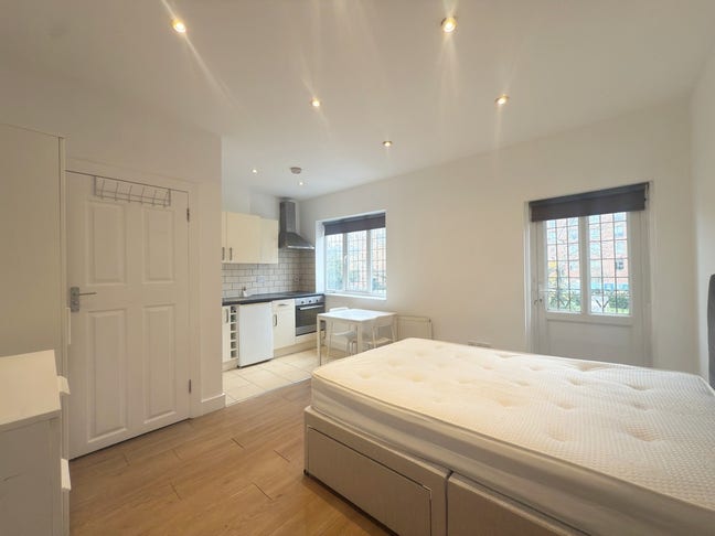 Inclusive of Bills ** Studio - Couples allowed. Main Photo