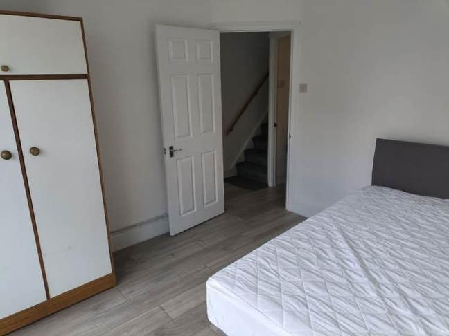 Double room is available for rent in - SM1 2HR Main Photo