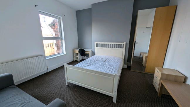 Large Double Room in Professional Houseshare Main Photo