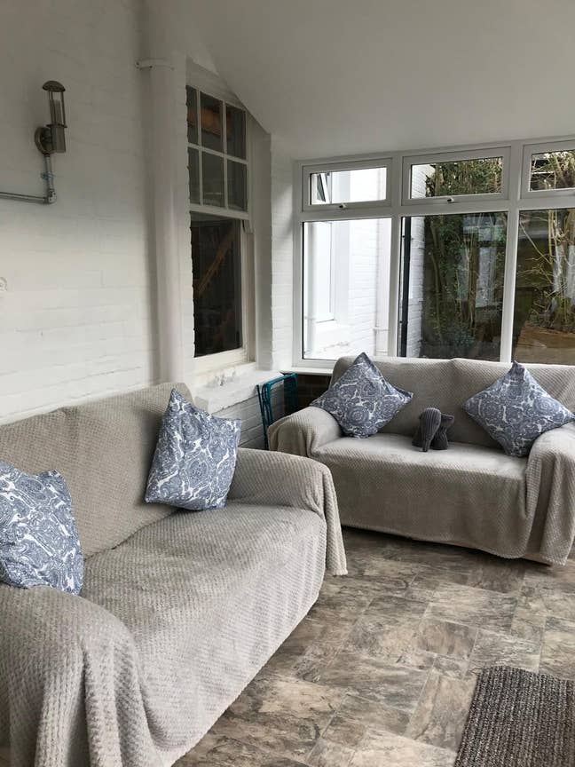 Room for rent in 4 bed house Main Photo