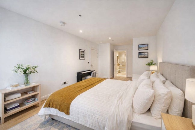 Ensuite -gym, workspace, rooftop, pet friendly  Main Photo