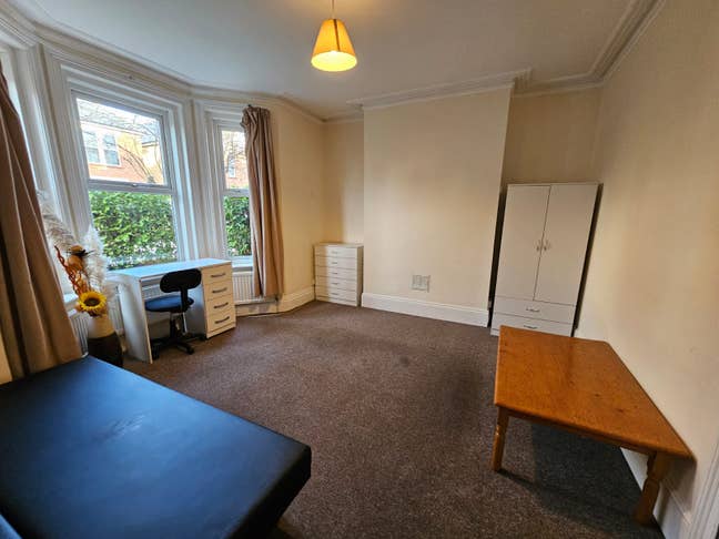Large room few min  walk to Winton High Street  Main Photo