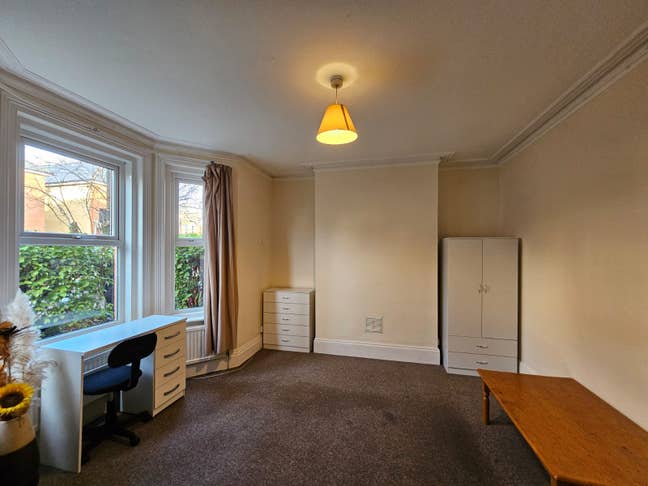 Large room few min  walk to Winton High Street  Main Photo