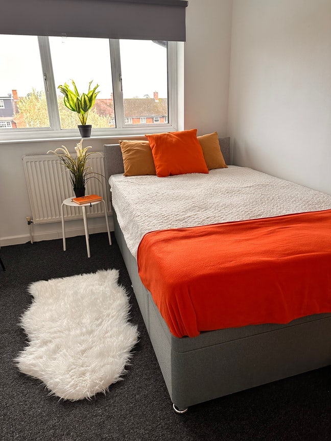 Stunning Double En-suite Room Soon Available!  Main Photo