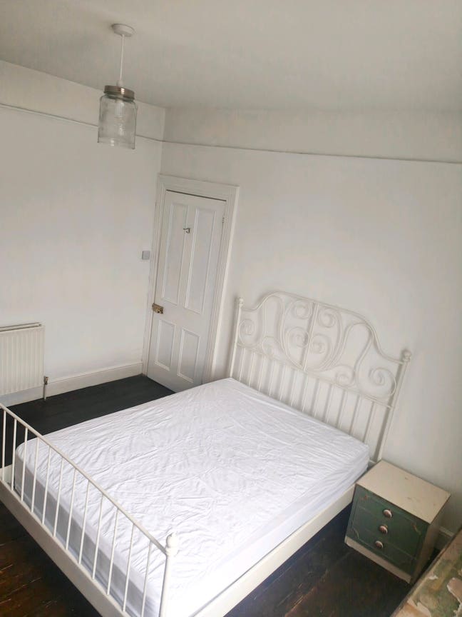 Large Double bedroom in professional, homely home Main Photo