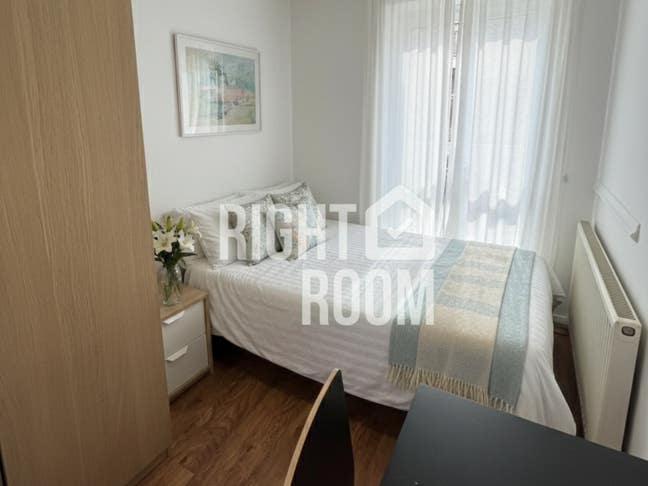 Bright Furnished Room in Quiet W10 Home Main Photo