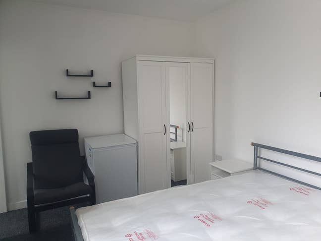 Double ensuite near NGH & M'hall.   Main Photo