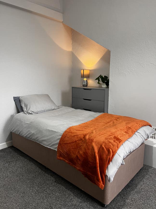 Spacious Double Room with Kitchenette – Parkstone Main Photo