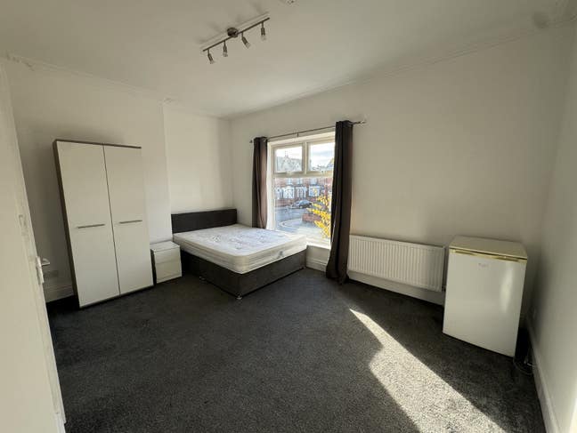 Spacious Double En-Suite Room to Rent, DN1 Main Photo
