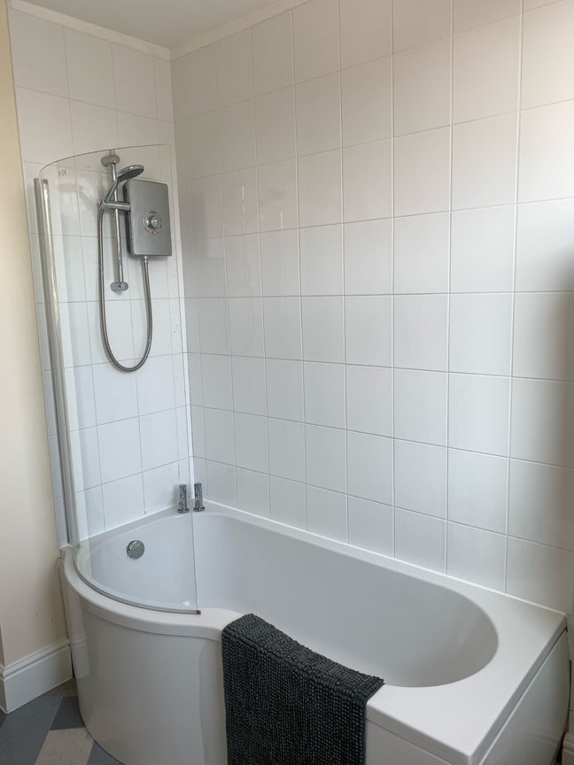 Room to rent in family home Main Photo