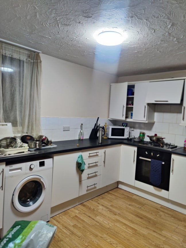 Double bedroom available Main Photo