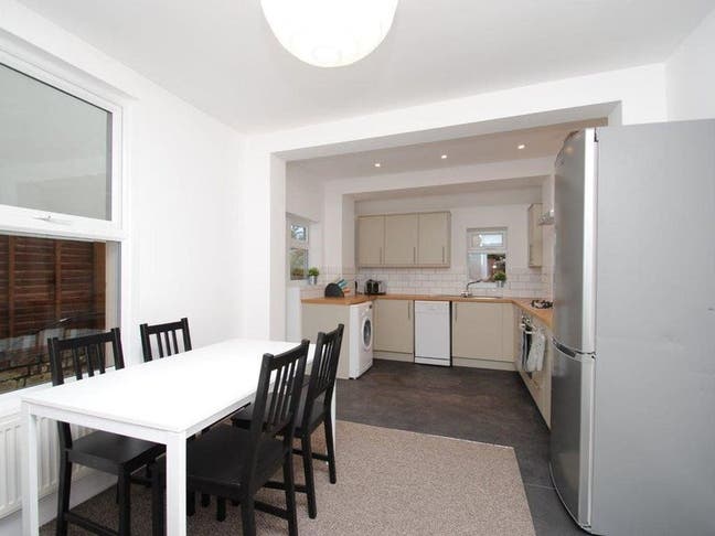 Stylish En-Suite Room in Newly Renovated Home – Kn Main Photo