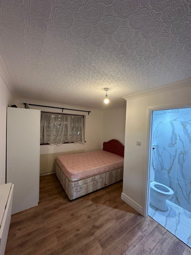 Studio Flat is available for rent -  E16 4LD Main Photo