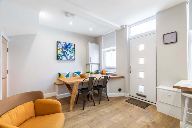 Room available- Hyde Park Main Photo