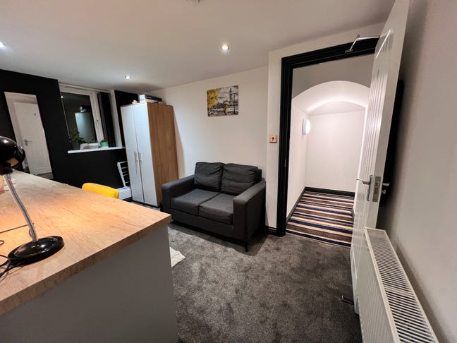 Luxury Large Studio Room + Ensuite *Bills inc* Main Photo