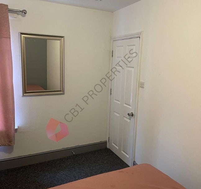 Double bedroom available in central  Main Photo