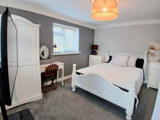 2 Double rooms is available for rent in - NG31 8HJ Main Photo