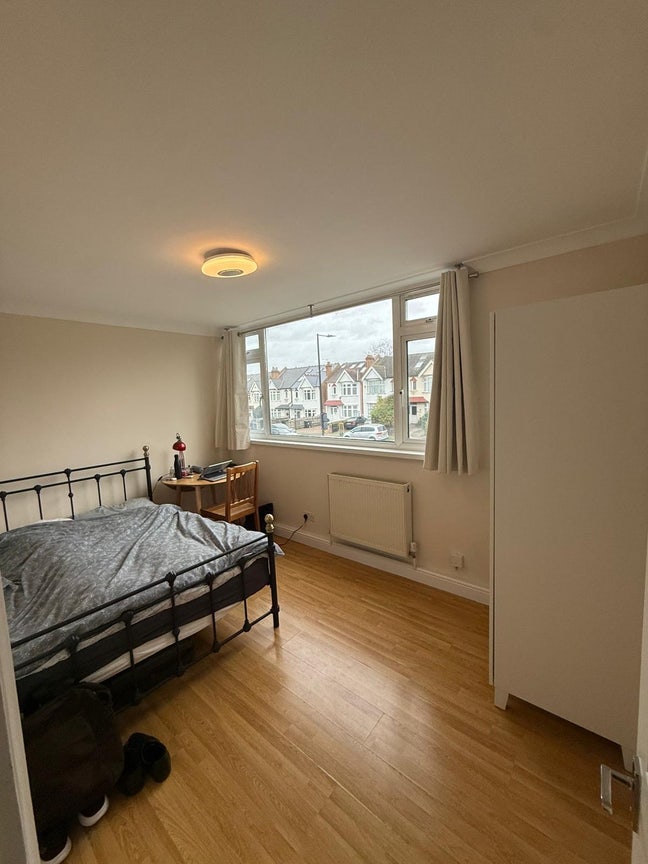 Bright double bedroom in Clapham North Main Photo