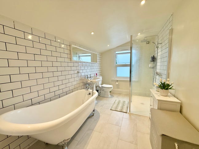  Elizabeth line - Romford - New Spacious ROOM Main Photo