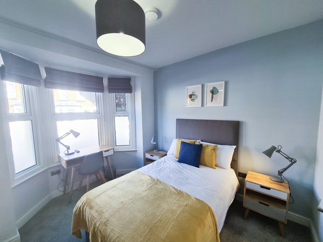 Luxury Ensuite Room to Rent in Professional House! Main Photo