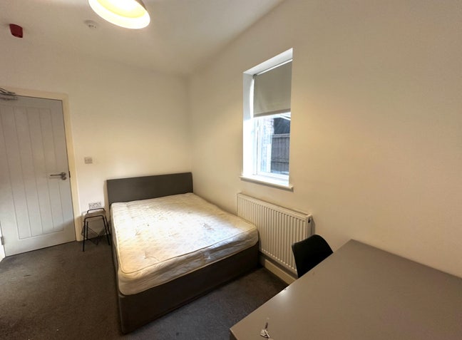 Double ensuite room 5min walk from Station.  Main Photo