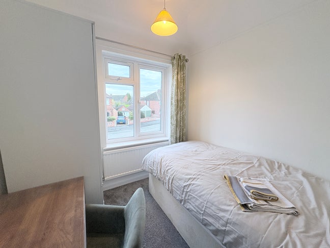 Single Bedroom - Walking Train Station CB1  Main Photo