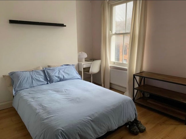 Large double room in Bow, available to couples! Main Photo