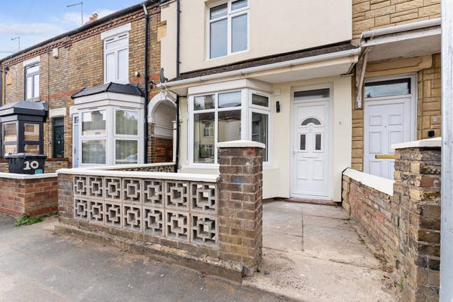 Amazing Property in Duke Street PE2 ✨ Main Photo