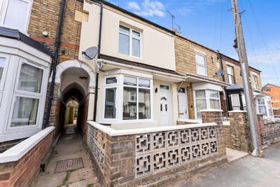 Amazing Property in Duke Street PE2 ✨ Main Photo