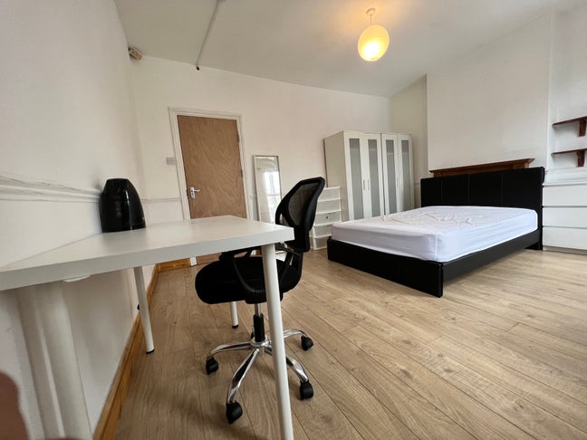 2 Double rooms available (close to victorian line) Main Photo