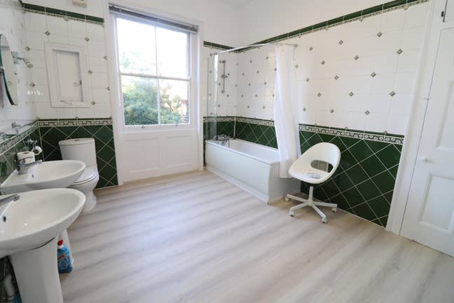 Stunning Newly Refurbished House-Seconds Form Tube Main Photo